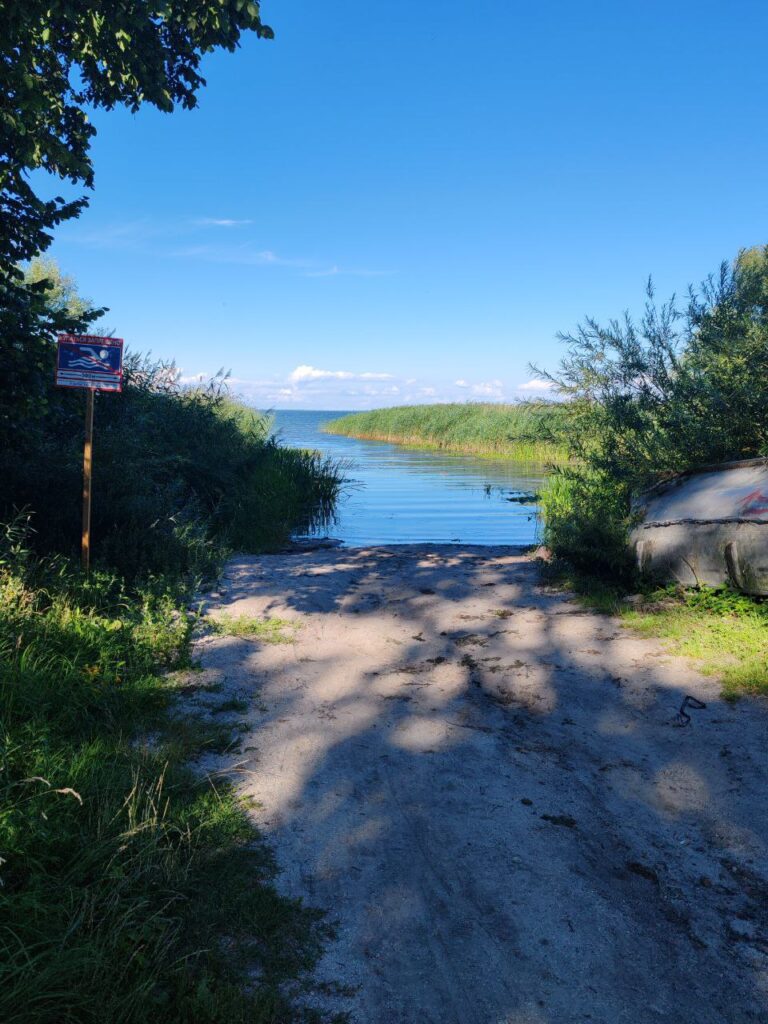 Берег Куршского залива. Купаться запрещено, но всем плевать