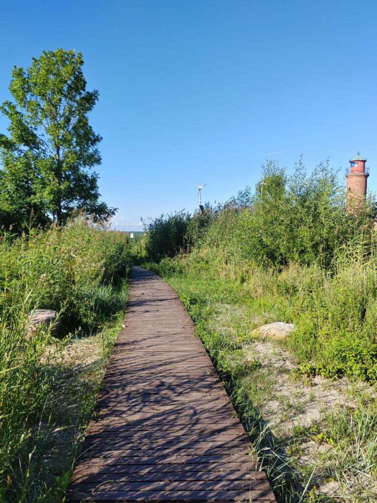 Тропинка. Справа виден Старый маяк